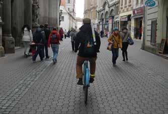 cyklistický provoz funguje formou sdílení prostoru, nezřizují se samostatná opatření; provozně-prostorového