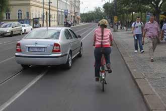 Společný provoz ve vozovce Cyklisté nemají být ve společném provozu stavěni do situace, kterou musejí řešit: shodně jako řidiči motorových