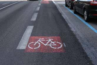Piktogramový koridor pro cyklisty: pro jízdu cyklistů ve vozovce prostorově nejúspornější opatření; užívá se pro