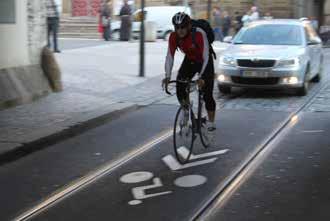 Vyznačení na obousměrné komunikaci bez středové dělicí čáry: při šířce vozovky mezi čarami ochranných pruhů pro cyklisty menší než,0 m (x, m); pro ostatní vozidla se považuje za jednopruhovou s