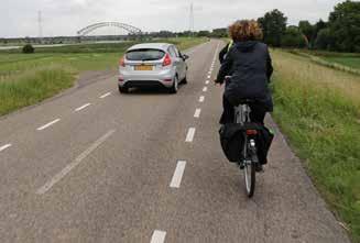 NL / Vyhrazený pruh pro cyklisty oddělený provoz od ostatních vozidel; vždy nutné rozšíření základní šířky (souběžných) jízdních pruhů kvůli vlečným křivkám (dle ČSN); především na komunikacích s