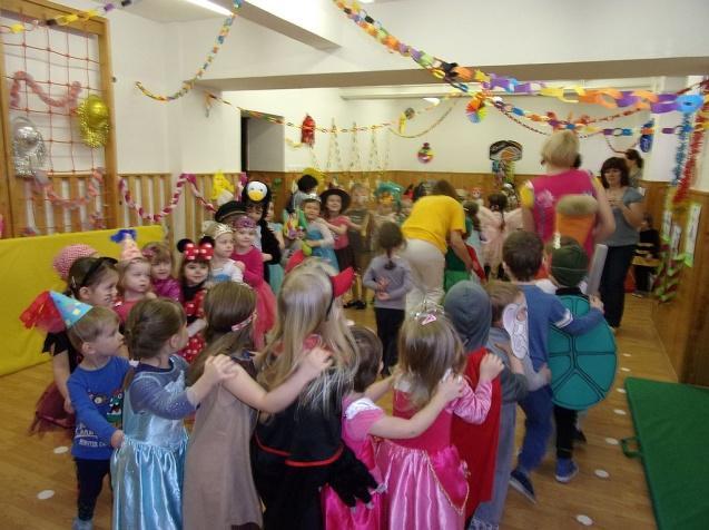 Ve všech třídách se konaly karnevalové