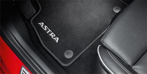 Barva: Jet Black Logo: tkanina s nápisy 'Astra' na obou předních rohožích Nesmekavost zajištěna díky standardnímu příchytnému systému Opel Šité na míru pro nový Opel Astra