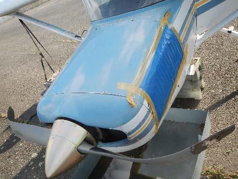 Poškození letounu - kromě zlomeného příďového podvozku, byly ohnuty oba listy vrtule, zdeformované lože motoru, zvlněný plech na trupu pod