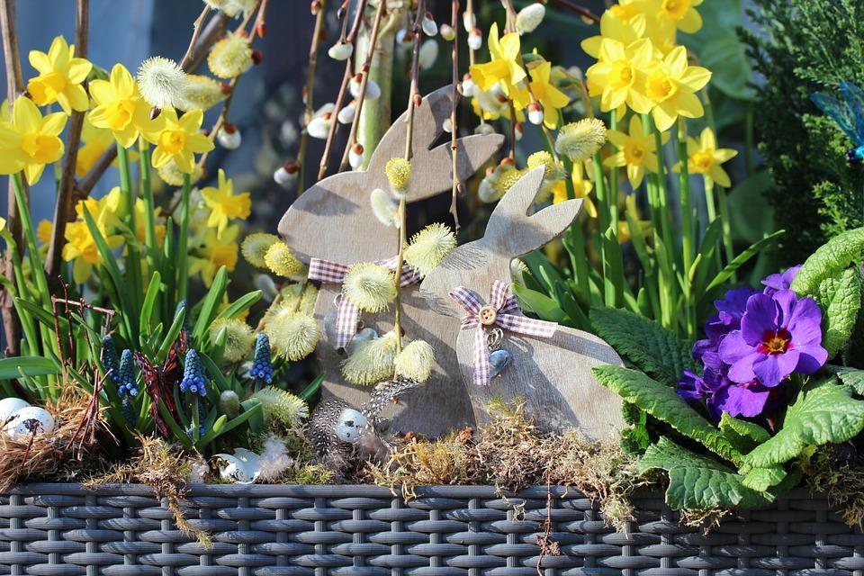 VELIKONOČNÍ SETKÁNÍ Dne 18. 3. se uskutečnilo tradiční velikonoční setkání občanů. Jako každý rok se lidé bavili výrobou jarní dekorace, kterou letos představovalo aranžmá z řezaných květin.