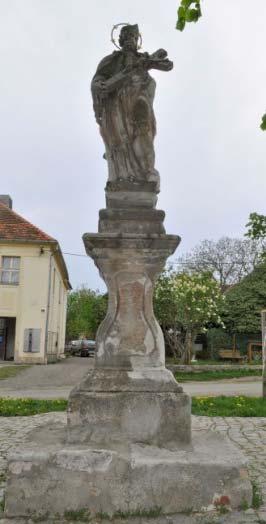 8 TĚNOVICE KOSTEL NANEBEVZETÍ PANNY MARIE Doplň. Kostel Nanebevzetí Panny Marie byl vystavěn na počátku 14. století, je tedy vybudován v gotickém slohu.