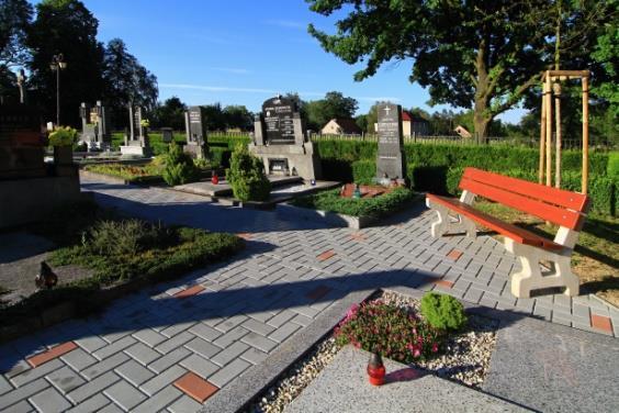 Úprava hřbitova Obec Petřvald Pozitivním přínosem projektu obce Petřvald byla estetizace hřbitova.