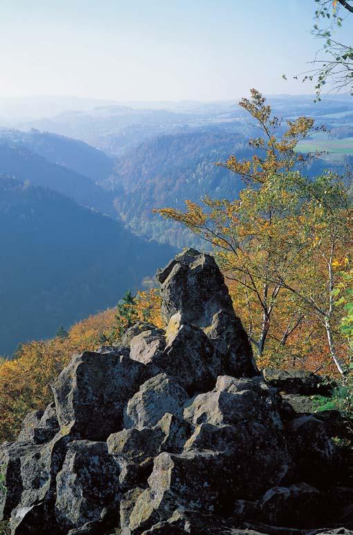 GEOLOGIE PrÛlomové údolí zahloubené do rûzn ch krystalick ch hornin.