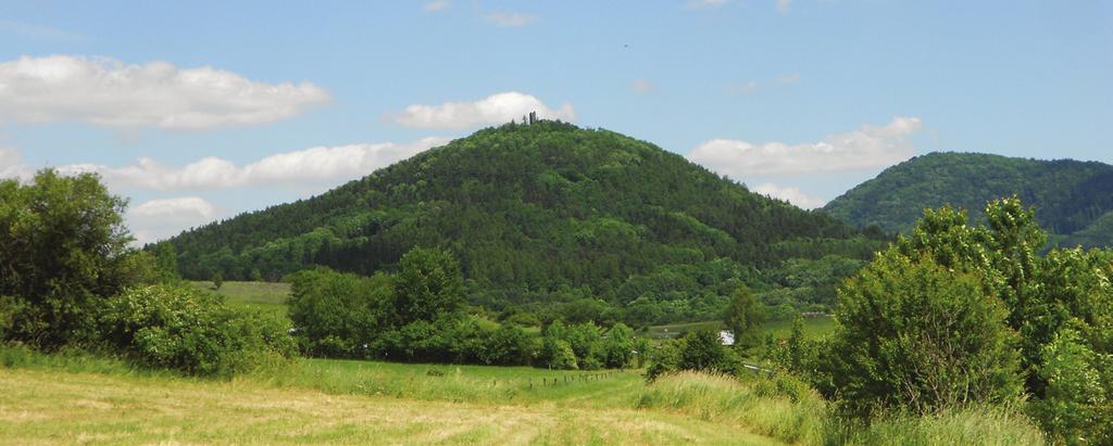 Pohled na vrch (Šumburk) od západu. 3 Úvod Na severním okraji Doupovských hor můžeme najít pozůstatky několika samostatných drobnějších sopek. Mezi nimi je i (Šumburk), kam míří tato exkurze.