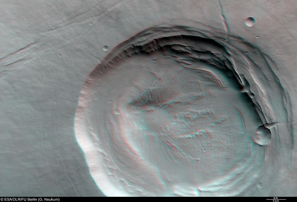 Pohled na kráter sopky Biblis Patera, jehož průměr je 53 km a hloubka 4,5 km.