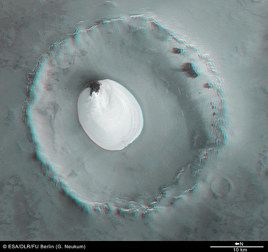 Bezejmenný kráter na povrchu Marsu, který se nachází v oblasti Vastitas Borealis.