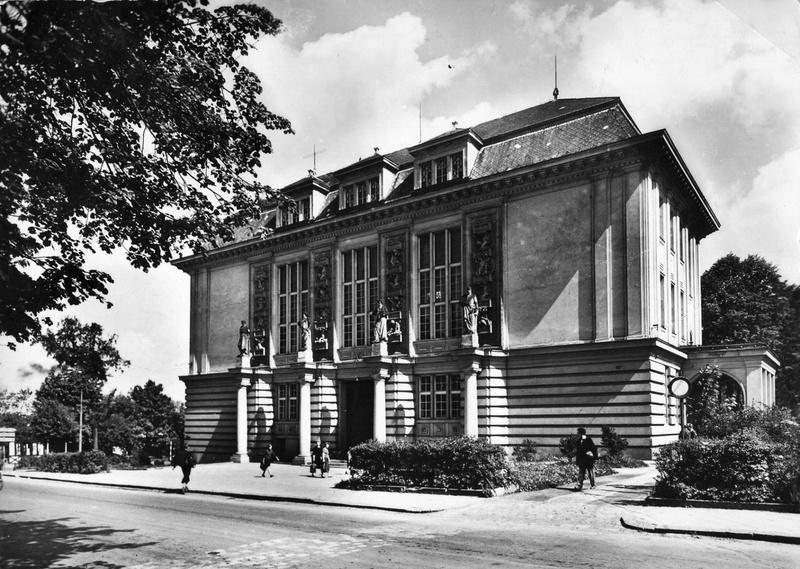 [19] Pohlednice celkový pohled (r. 1960, Slezské zemské muzeum) [19] [18] Novodobá historie m?sta je velmi pohnutá. Opava pat?ila mezi nejvíce zni?ená m?sta na konci 2. sv?tové války. V samotné Opav?