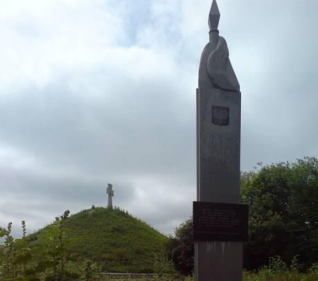 Tarnopol - Ternopil (a tedy i na Zborov - Zboriv) zastávka u vojenského hřbitova ukrajinské divize SS Galicia 4. Po odjezdu od hřbitova následuje po chvíli ještě druhá zastávka.