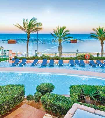 Tento krásný a kvalitně vybavený hotel se nachází u nábřeží Roquetas de Mar, vedle nábřežní promenády, přímo u pláže.