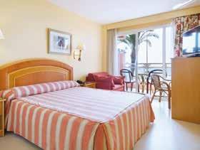 Hotel je vzdálen jen 400 metrů od golfového hřiště, 5 km od města Roquetas a 45 minut jízdy od města Almería. V okolí hotelu se nachází restaurace, bary a supermarket.
