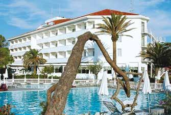 Hotel Domizia Palace je velmi elegatní a nachází se v letovisku Baia Domizia v krásném zálivu Gulf of Gaeta přímo u pláže, na kterou vede