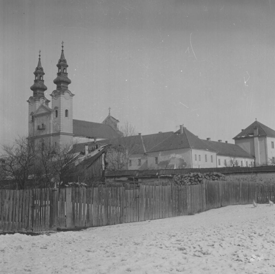 75. Pohľad na kláštor z Kláštornej ulice Knapík 1964
