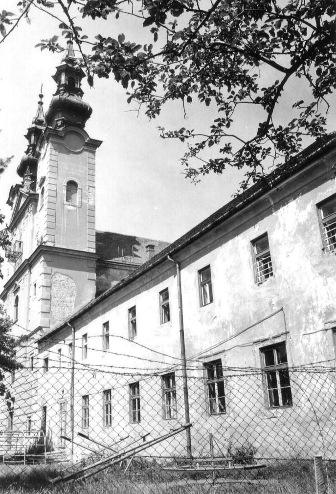 77. Západné priečelie kláštora Archív KPÚ Prešov Gottwald 1977, č. neg. 23003-7 78.