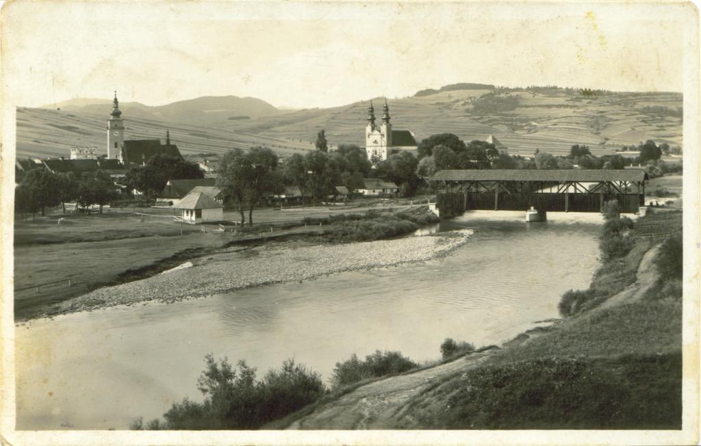 19. Pohľad na mesto od rieky z