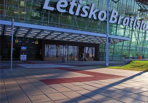 Dlažbový Forum Elegancia čistých línií Veľkoplošná dlažba Forum prináša na pešie zóny a chodníky eleganciu a dotvára atmosféru námestí.