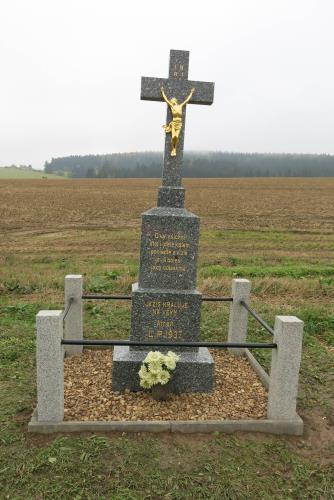 1. Svinkův obrázek (na cestě vpravo směr Dašov) byl postaven v místě, kde ve válce v r.1942 byl pan Svinka německými vojáky zastřelen. Obrázek je na dřevěném sloupu a nechala ho zhotovit manželka p.