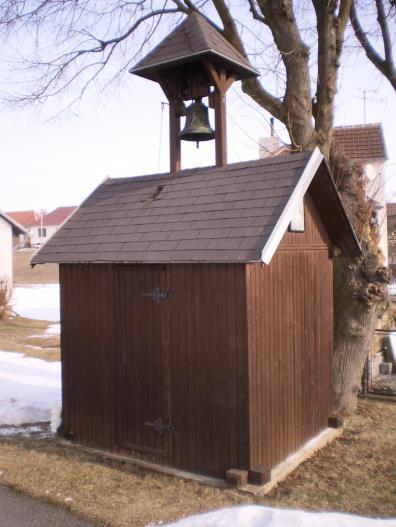 V místě, kde se kříž nachází, se nazývá Borovičko a na kříži je vytesáno : Věčný Otče, obětujeme Ti rány Pána našeho Ježiše Krista, abys uzdravil rány duší našich! 300 dní odp.t.q. LV 1931.