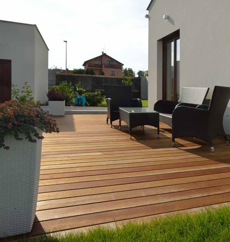 Pokládka terasy Merbau 25 x 145 mm, korková podložka vytvoří odstup mezi spodní konstrukcí a základem, v tomto