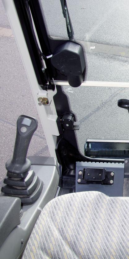 MIDI RYPADLO TEREX TC125 VYSOKÝ KOMFORT, PRODUKTIVNÍ ŘIDIČ Kabina Topfit v kokpitu: Vysoce výkonná kabina Terex nabízí výjimečnou viditelnost, spoustu místa a přehledné přístroje.