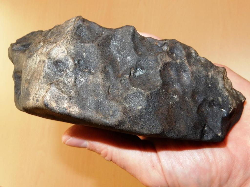 Obrázek 5. Meteorit Stubenberg (největší kus o hmotnosti 1.3 kg, který dopadl 6. 3.