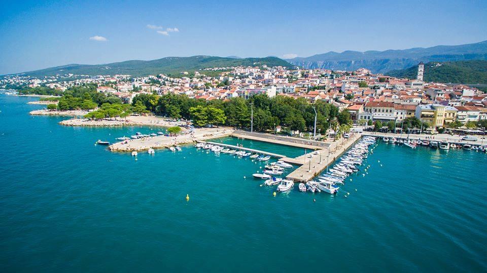 CHORVATSKO CRIKVENICA - apartmány 2019 Známé a velmi oblíbené turistické centrum Crikvenica je 37 km vzdálené od Rijeky a je již více než sto let považováno za mimořádně vhodné lázeňské místo s