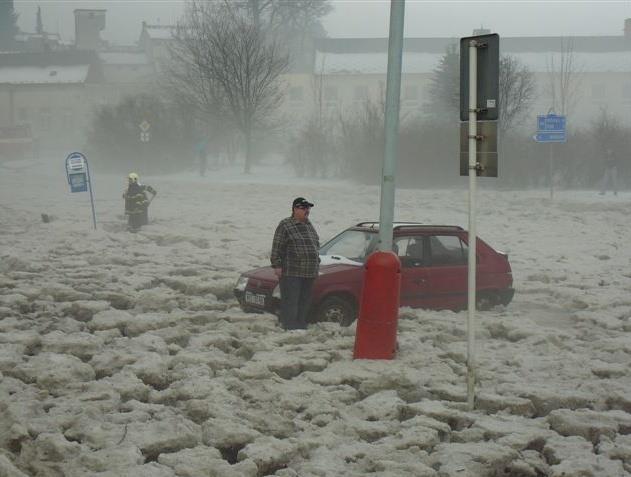 - 3-3. 2. Mimořádné srážky Humpolecko bývá zasaženo náhlými, vysokými vodními i sněhovými srážkami. 15.2.2012 napadlo 520 mm sněhu a v kraji Vysočina byl vyhlášen stav kalamity.