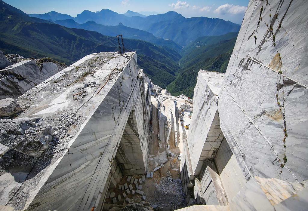 Mramorový lom Cervaiole v Monte Altissimo Stone SX 80 CRISTAL Rychleschnoucí bílé tenkovrstvé lepidlo s krystalickou vazbou vody pro kladení keramických dlaždic a desek z přírodního kamene Pro