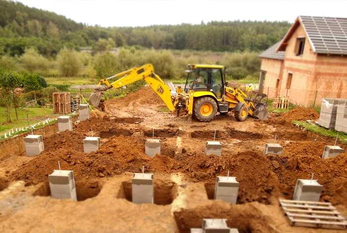 2.1.2 Základové patky podporují stavbu bodově; pod skeletové konstrukce (sloupy vyvozují bodová zatížení základů); v málo stlačitelné půdě o