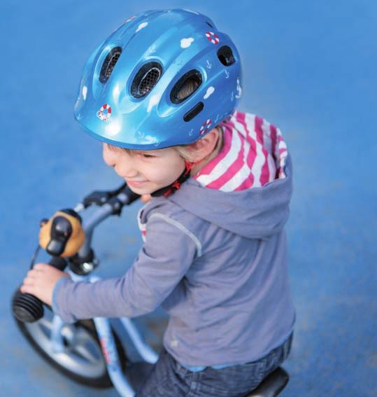 Smiley 2.0 Smiley 2.0 je přilba vhodná pro děti do tří let, které už jezdí s pomocnými kolečky, na odrážedlech nebo v dětské sedačce na kole.
