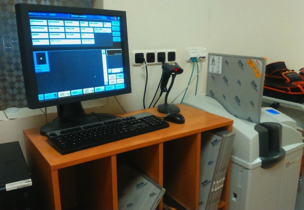 7. Vyhodnocení vlivu sekundárního záření na expozici CR kazet Záření mimo ozařovanou oblast vzniká z rozptylu generovaného pacientem, částmi přístroje, zdmi místnosti a únikem skrze stínění přístroje