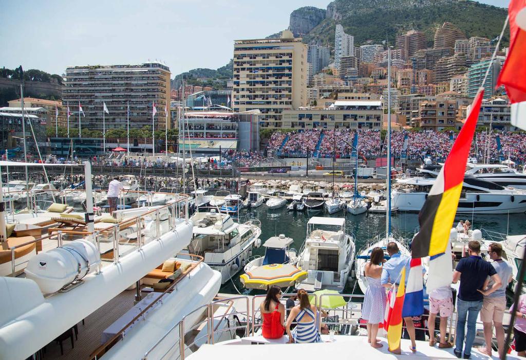 UŽIJTE SI OMAMNOU ATMOSFÉRU MONACO GRAND PRIX Zažijte vzrušení a nenapodobitelnou atmosféru pravého klenotu v sérii závodů F1 Monaco Grand