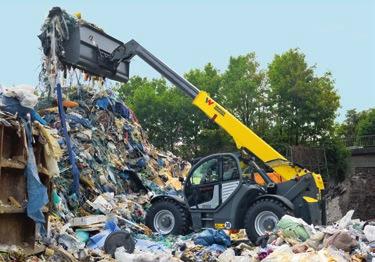 Vyrovnávání úrovně a blokování výkyvné nápravy (volitelně) pro zvýšenou stabilitu na nerovném terénu Motor značky Deutz o výkonu 156 koňských sil, splňující emisní normu Tier IV pro maximální výkon