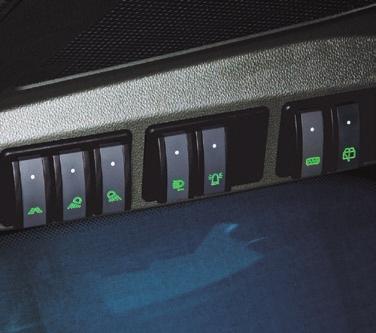 Kabina Ergonomická joysticková konzola u sedadla strojníka: kontrola 16 funkcí jednou rukou.