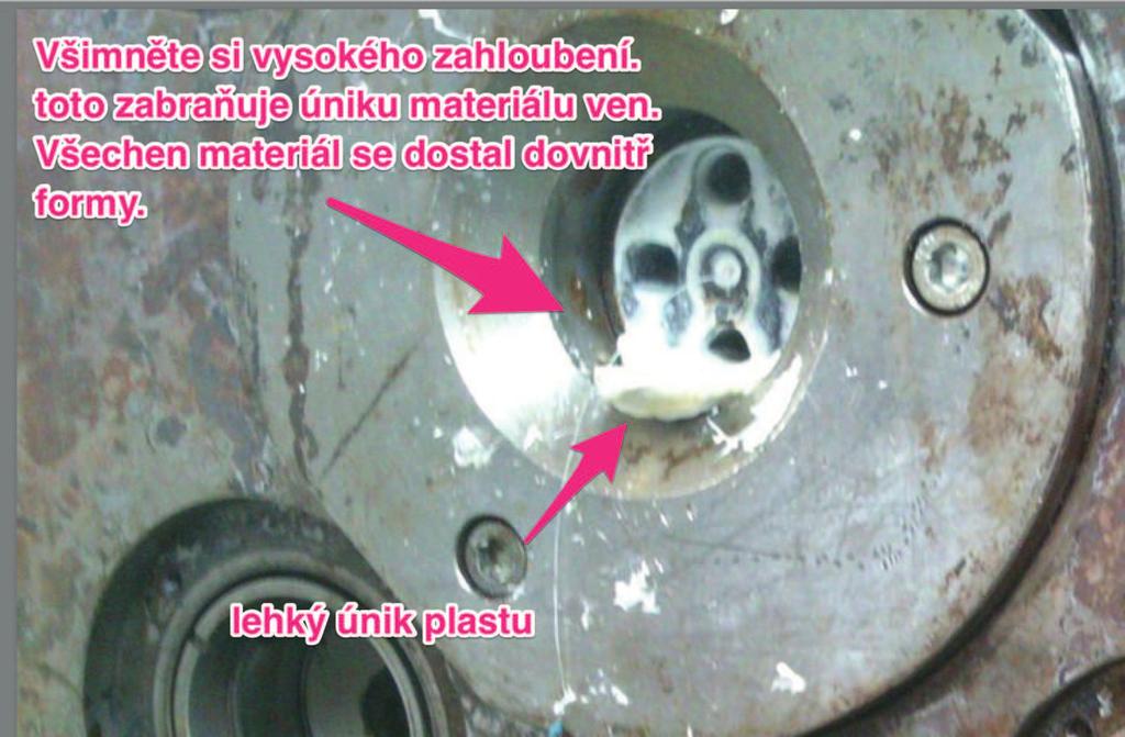 62 Obrázek 7 - Příliš hluboké středění může být příčinou zatékání plastu do formy okolo vstřikovací objímky Tatáž forma po sundání krycí desky: Obrázek 8 - Ukázka
