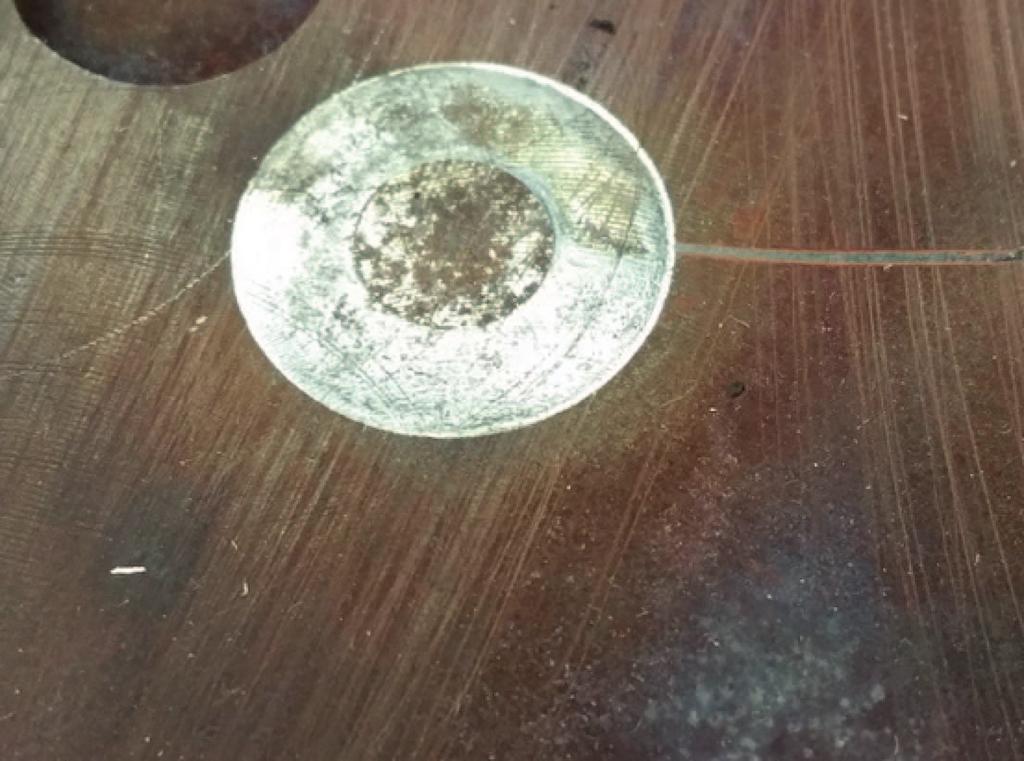 Dále výšku rozpěrné desky okolo systému a kvalitu krycí desky. V tomto případě byla krycí deska vyroben z materiálu 12010, která měla pevnost zhruba třetinovou, proti předepsanému materiálu.