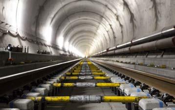 hluboké šachty Sedrun, která sahá až do úrovně obou jednokolejných bázových tunelů a po dokončení hloubení i vystrojení šachty těžním zařízením umožňuje zahájit jejich ražbu.