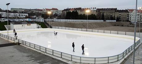 Stavba kluziště v prostoru bývalé teplárny - ustanovena pracovní skupina pro přípravu záměru stavby kluziště - existence studie kryté haly další rozpracování pracovní skupinou - prostorové požadavky