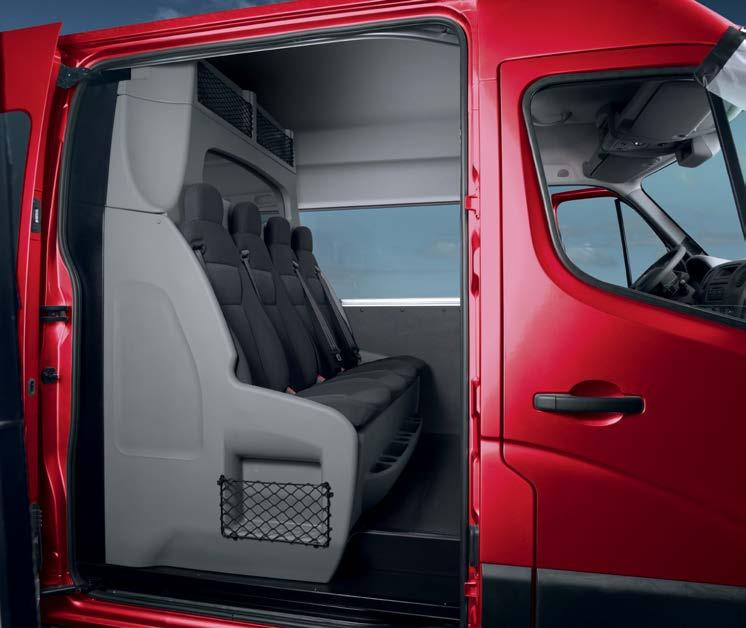 1 flexibilní pracovní síla. Specialitou vozu Opel Movano s dvojkabinou Crew Van je schopnost přepravit pracovní tým i s vybavením.