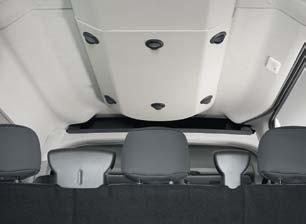 Samostatný okruh a zadní výdechy klimatizačního systému přináší ještě větší komfort pro cestující ve druhé a třetí řadě sedadel (výbava na přání). Tónovaná okna.