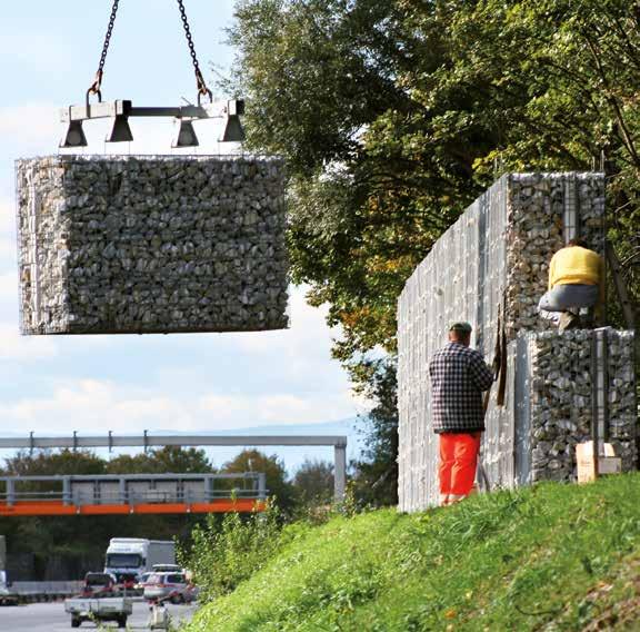 Toto protihlukové jádro umístěné v koši a obklopené kameny není vidět a j možné jej vytvořit z různých materiálů. Firma SCHERF provádí v oblasti protihlukové ochrany gabionů intenzivní vývojové práce.