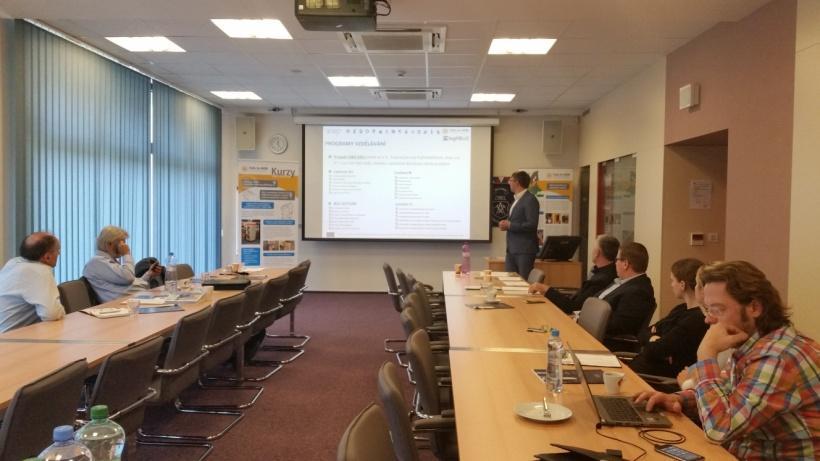 ŠKOLENÍ ŠKOLITELŮ ČÁST 1: Kontaktování školitelů ČÁST 2: Otevření sítě školitelů jednodenní meeting Představení projektu Pedagogické školení Technické školení ČÁST 3: Přenos informací