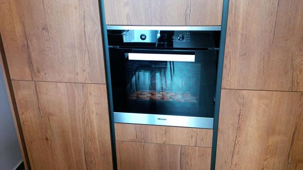 Trouba Miele H2661B + pojezdy HFC70, původní cena 31 680 Kč, cena po slevě 25 000 Kč.