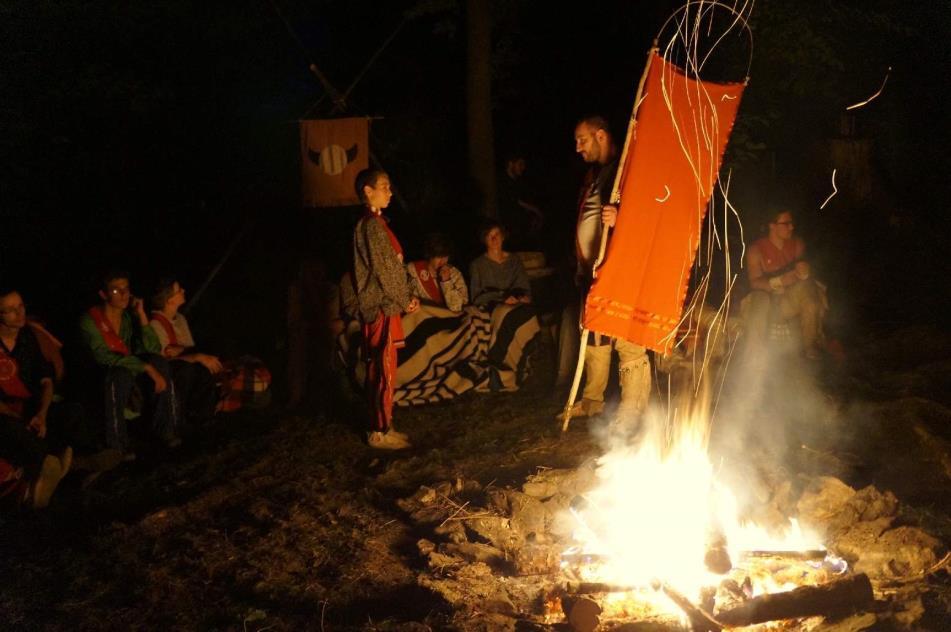 Jelikož byly volby, přijelo nás v půlce tábora navštívit mnoho členů našeho kmene.