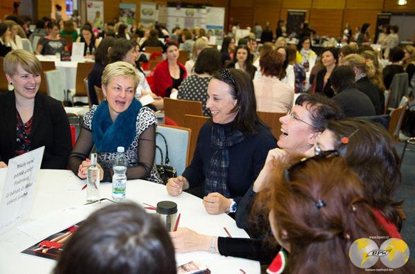 ŽENY SOBĚ ANEB ZÍTŘEK NENÍ POUZE PRO MLADÉ 17. - 18. 4. 2015 proběhla skvělá konference Ženy sobě" a námi zaštítěné kulaté stoly "Ženy sobě aneb zítřek není pouze pro mladé".