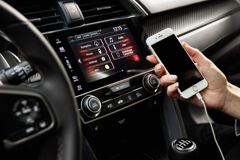 ZŮSTAŇTE VE SPOJENÍ Model Civic je vybaven novým multimediálním LCD displejem Honda CONNECT* se 7" obrazovkou, díky kterému budete ve spojení se vším, co máte v životě rádi, například oblíbenou